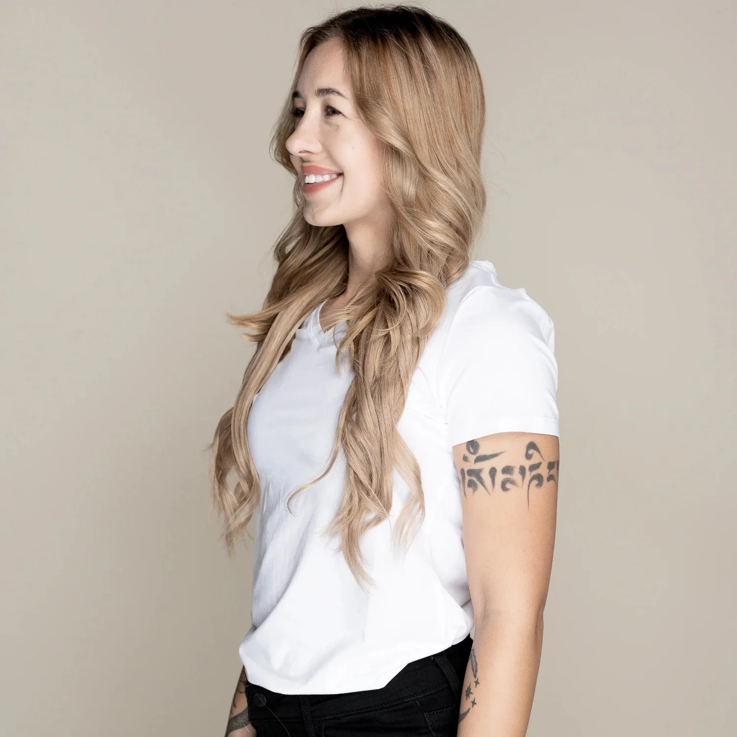 Dirty Blonde 20 inch extensions, side view